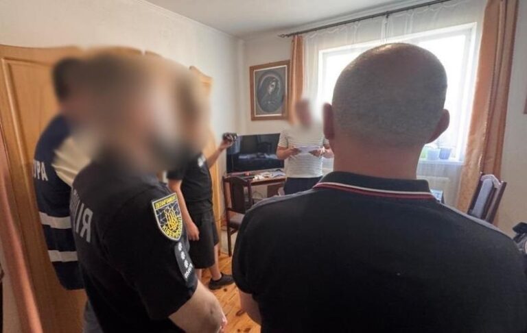 На Львівщині прийомний батько упродовж року ґвалтував 14-річну дівчинку