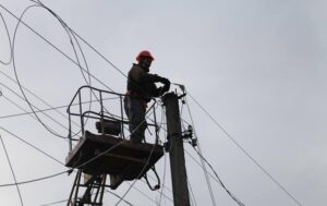 На Миколаївщині через обстріл без світла 300 тисяч абонентів