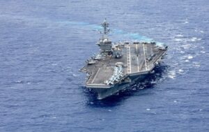 Очільник CENTCOM відвідав авіаносець з “деморалізованним екіпажем”
