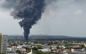 Після вибухів у Брянську вирує масштабна пожежа
