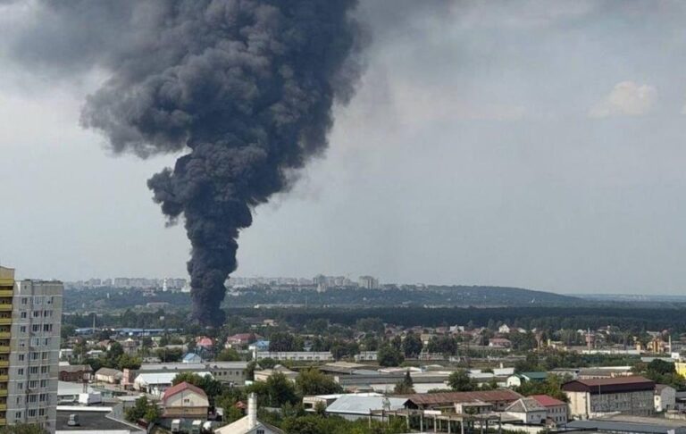 Після вибухів у Брянську вирує масштабна пожежа