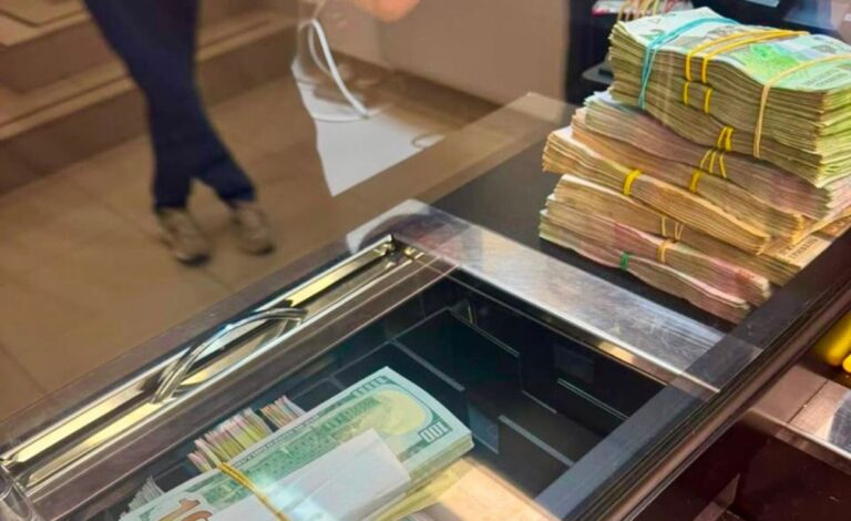 Податківці накрили мережу нелегальних обмінників у Києві
