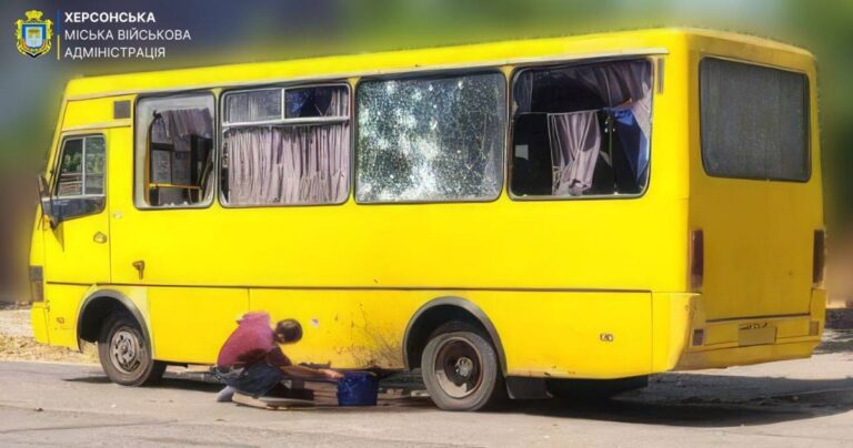 Росіяни атакували автобус у Херсоні, є поранені