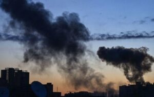 Росіяни поцілили по багатоповерхівках у Харкові, є загиблі
