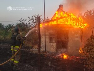 Росіяни вдарили по Дніпру та Нікопольському району, є пошкодження