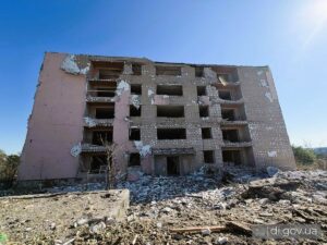 Росіяни зруйнували гуртожитки переселенців на Харківщині