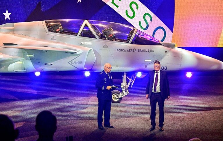 Шведський винищувач Gripen F здійснив перший політ
