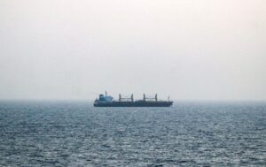 Судна біля двох ключових нафтових маршрутів зазнали атак США та хуситів