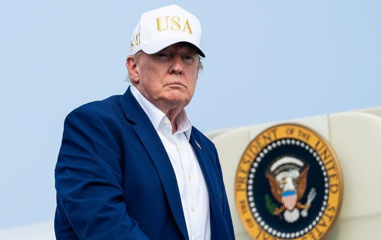 Трамп пояснив, чому таємно змінив літак після саміту НАТО