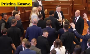 У Косові прем’єра закидали яйцями під час засідання парламенту