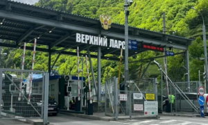 У РФ заявили про десятки тисяч росіян на кордоні з Грузією