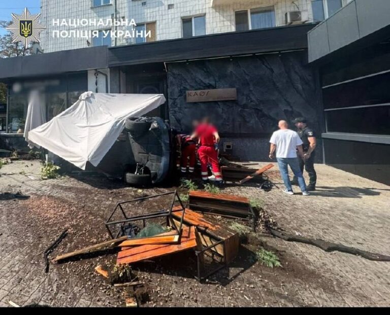 У центрі Києва автівка влетіла у літню терасу