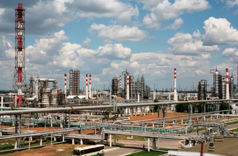 Удари України паралізували роботу Волгоградського НПЗ – ЗМІ