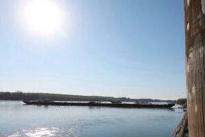 Угорщина почала топити кораблі, щоб врятувати АЕС