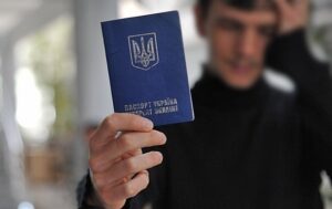 Уряд змінив правила обслуговування чоловіків у консульствах за кордоном