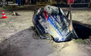 В Одесі автомобіль під час руху провалився під землю