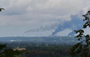 В Уфі палає НПЗ після атаки дронів