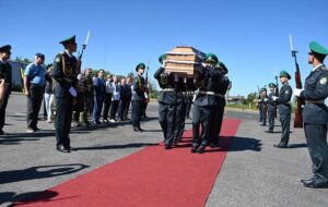 В Україні з почестями зустріли труну Коновальця