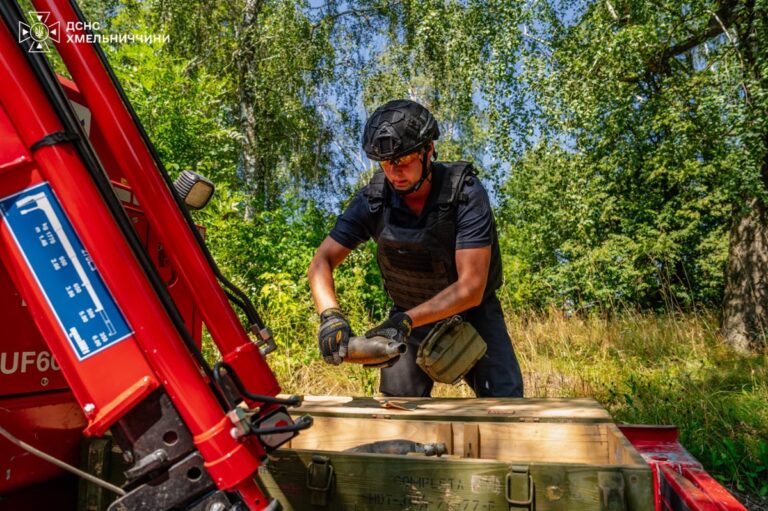 Вибухи на полігоні Хмельниччини: рятувальники досі обстежують територію