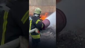 Рятувальники гасять пожежі під загрозою повторних ударів! росіяни ударили по Броварському району
