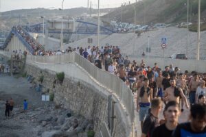 Жоден мігрант з Сеуту не дістався материкової Іспанії: у ЄС розкрили деталі